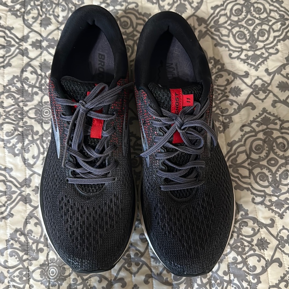 Men’s Brooks tennis shoes.